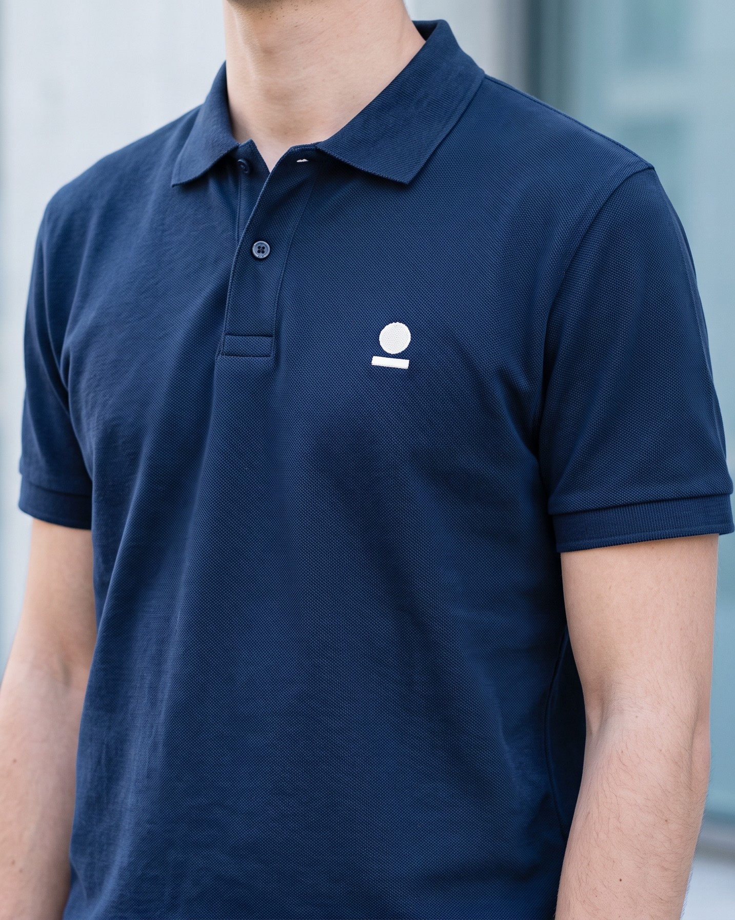 Marineblauwe piqué polo met borduring op de borst